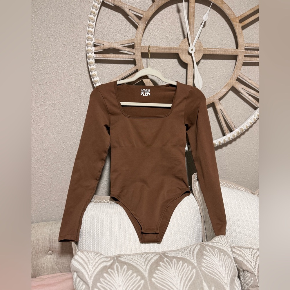 90% Nylon
10% Spandex 
Brown Long Sleeve Bodysuit